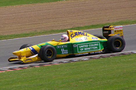 Denne Benetton-racer brugte Michael Schumacher i sin første hele Formel 1-sæson i 1992, hvor han sluttede som nummer tre i verdensmesterskabet. Det var også i denne sæson, at han på Spa-Francorchamps vandt sit første Formel 1 Grand Prix. Bilen køres nu i historisk race af den kvindelige kører Lorina McLaughlin.